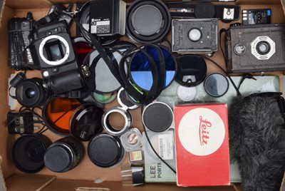 Lot 468 - A Tray of Camera Related Items