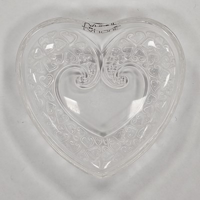 Lot 449 - A Lalique frosted glass heart shaped 'Coeur Box'