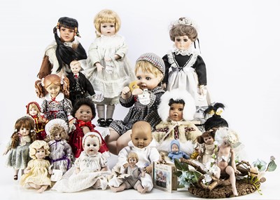 Lot 235 - A large selection of modern artist dolls
