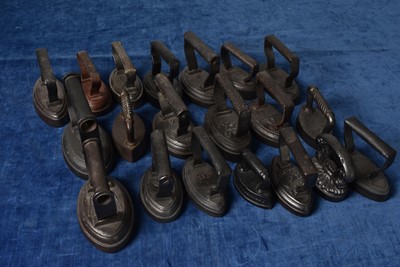 Lot 28 - A large selection of oval shaped Irons