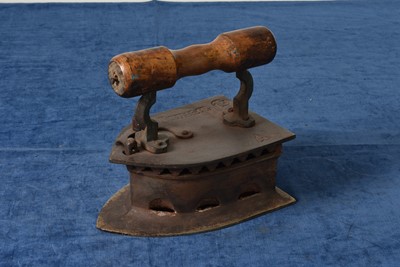 Lot 44 - A large Dhobi Iron