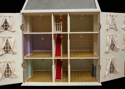 Lot 246 - A large recent wooden dolls' house