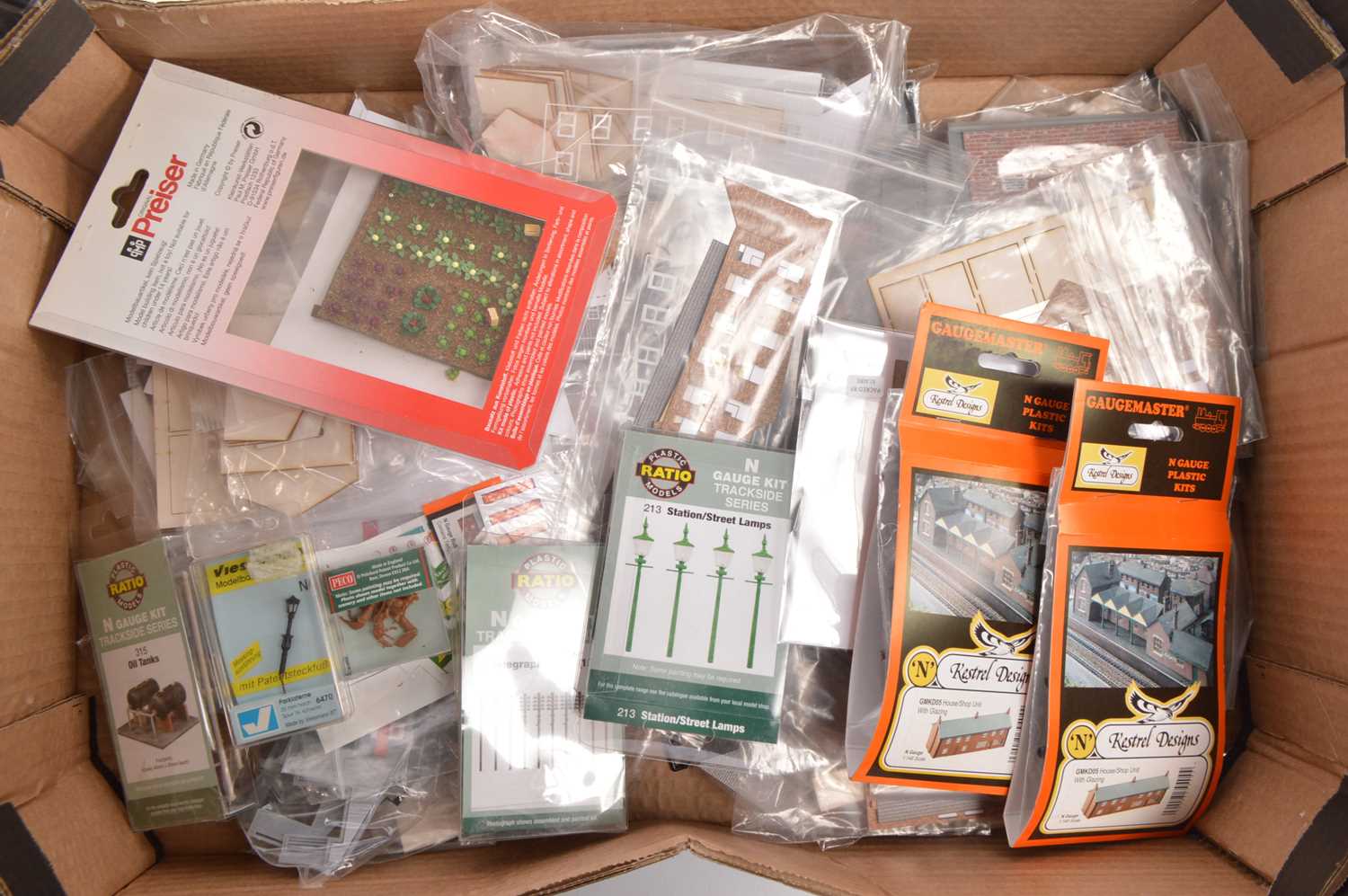 Lot 13 - N gauge scenic building accessories and parts , some in original packages (qty in 1 box)