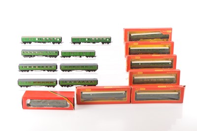 Lot 133 - Hornby 00 gauge Two-Car Diesel Multiple Unit with Southern Railway livery coaches  (17)