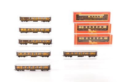 Lot 141 - Hornby 00 gauge Pullman coaches (9)