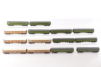 Lot 142 - Hornby 00 gauge Southern Railway and LNER coaches (14)