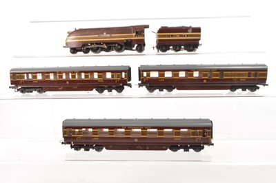 Lot 160 - Uncommon Trix 00 Gauge unboxed Pre-war LMS Maroon 6220 Coronation Scot Locomotive and Tender and three LMS maroon 'The Coronation Scot' Coaches (5)