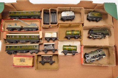 Lot 164 - Trix 00 Gauge pre and post war boxed and unboxed Southern Railway SR Locomotives and Tenders and SR Coaches and Rolling Stock and other items (17)