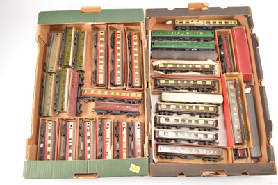 Lot 173 - Trix 00 Gauge pre and post war metal and plastic boxed and unboxed Passenger  Coaches (33)