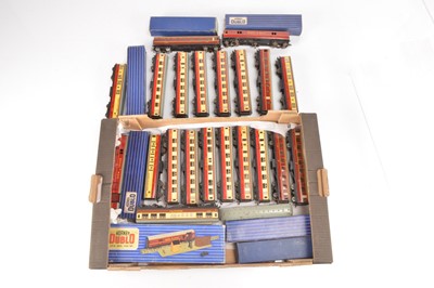 Lot 191 - Hornby-Dublo 00 Gauge 3-Rail boxed and unboxed Coaches(30)