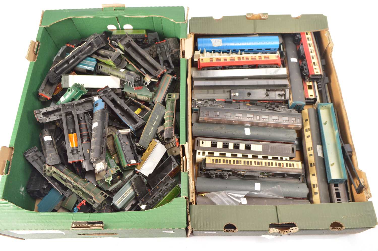 Lot 344 - Hornby and other 00 gauge Locomotive Tender and Coach bodies and parts (107)