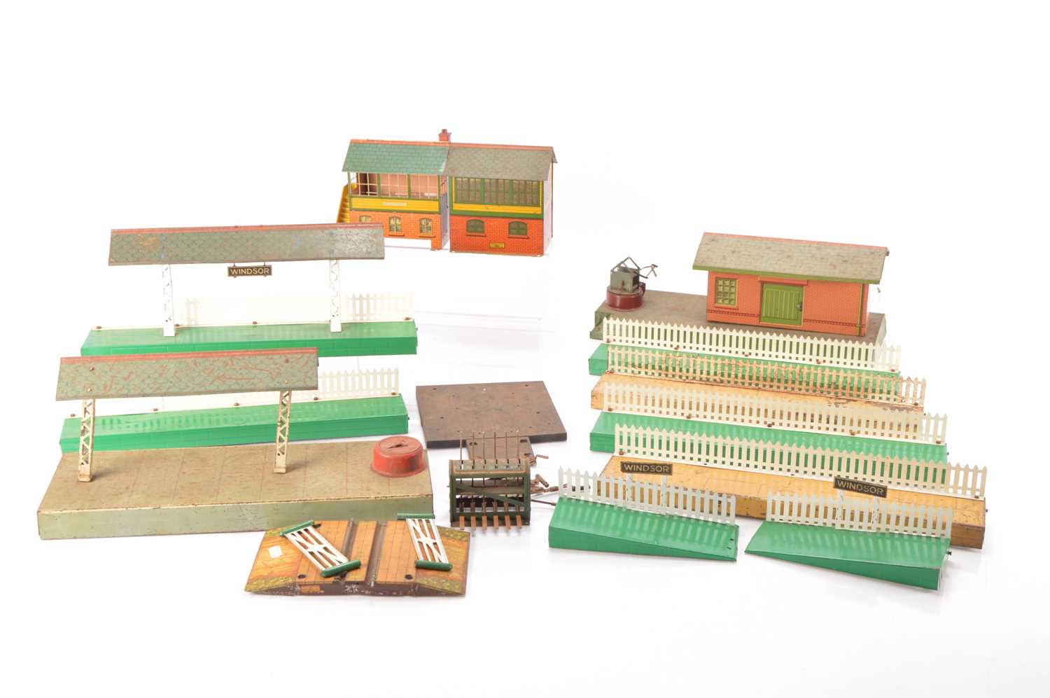 Lot 514 - Hornby 0 Gauge group of Railway accessories (13)
