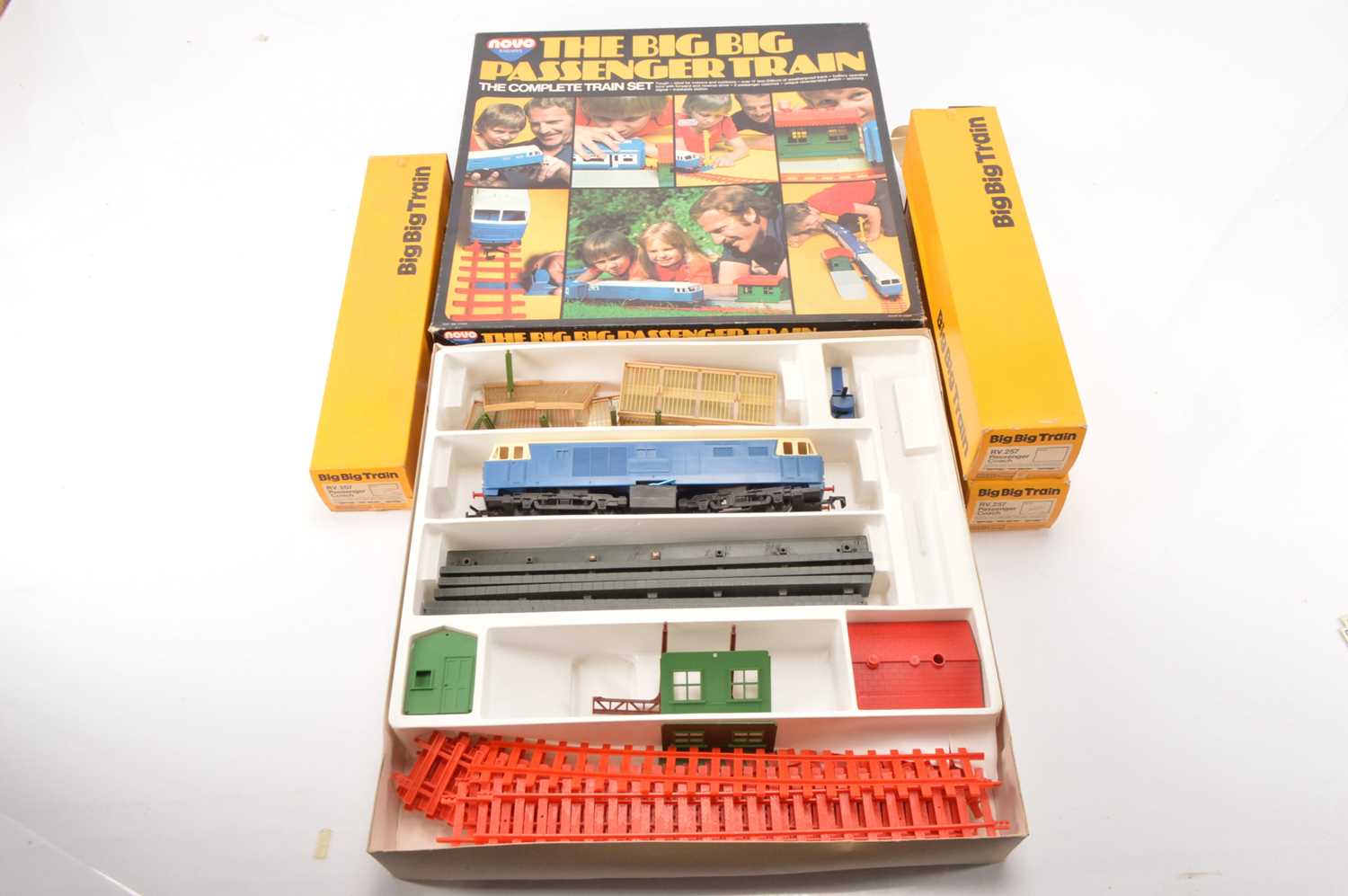 Lot 685 - Novo Rovex 0 gauge Big Big Train set with extra coaches (4)
