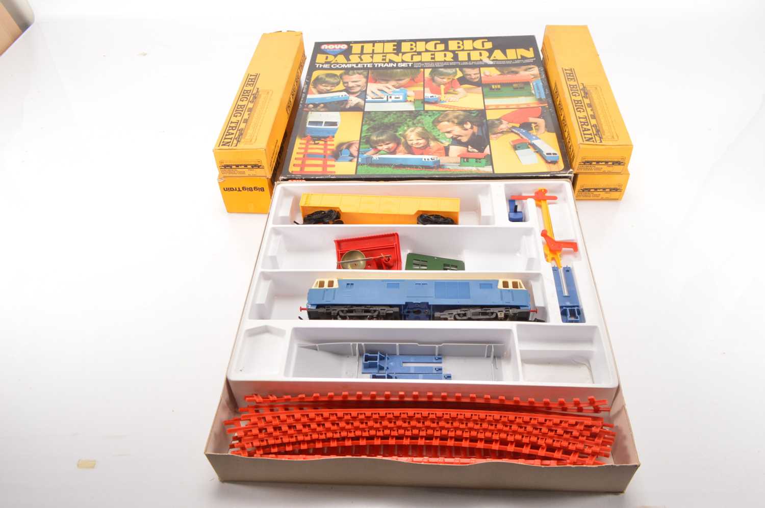 Lot 686 - Novo Rovex 0 gauge Big Big Train set with extra coaches (5)