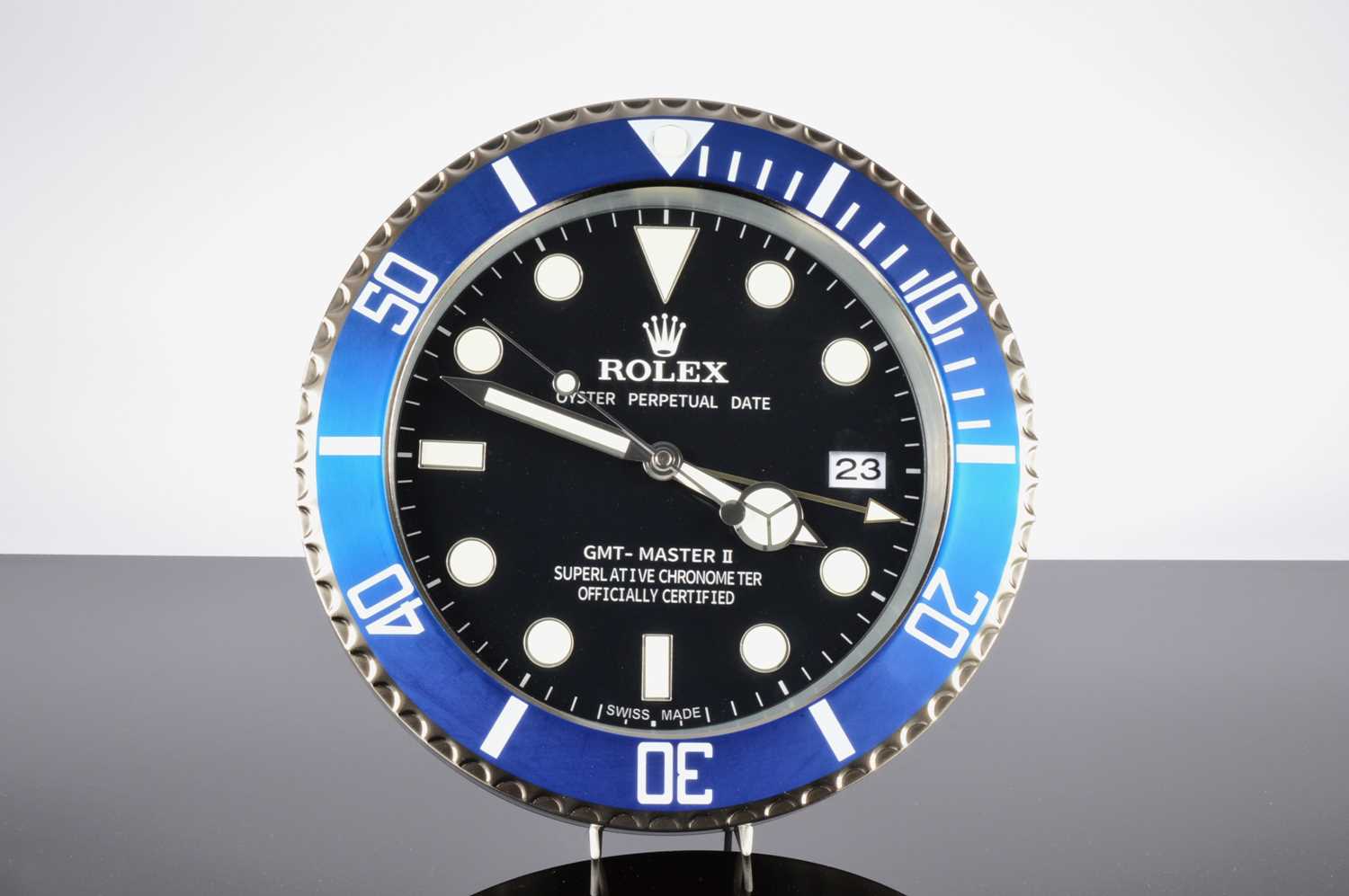 Lot 11 - A modern wall clock