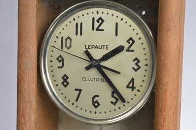 Lot 30 - A c1930s electronic wall clock by Lepaute