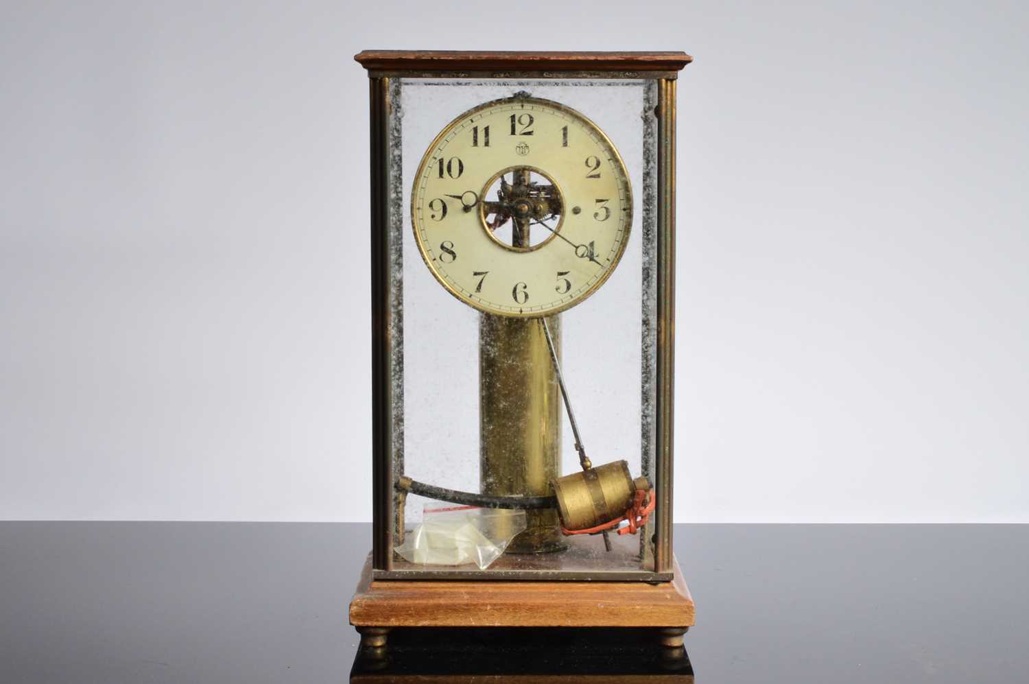 Lot 35 - An early 20th century electronic mantle clock