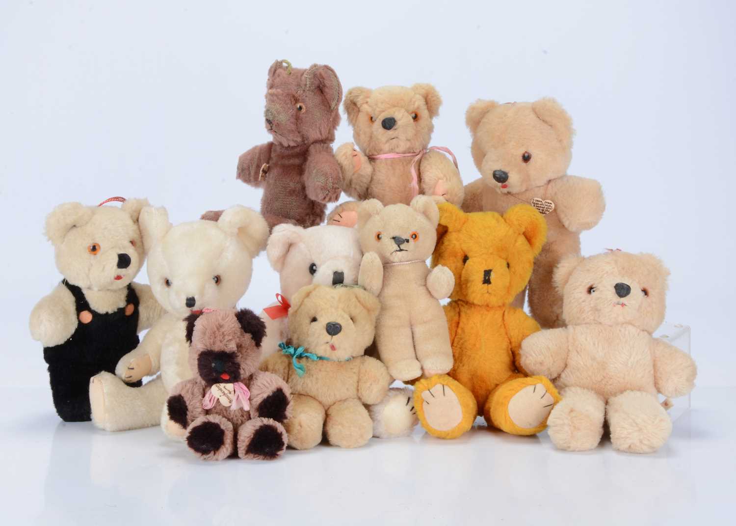 Lot 253 - Eleven Shanghai Doll Factory and similar teddy bears