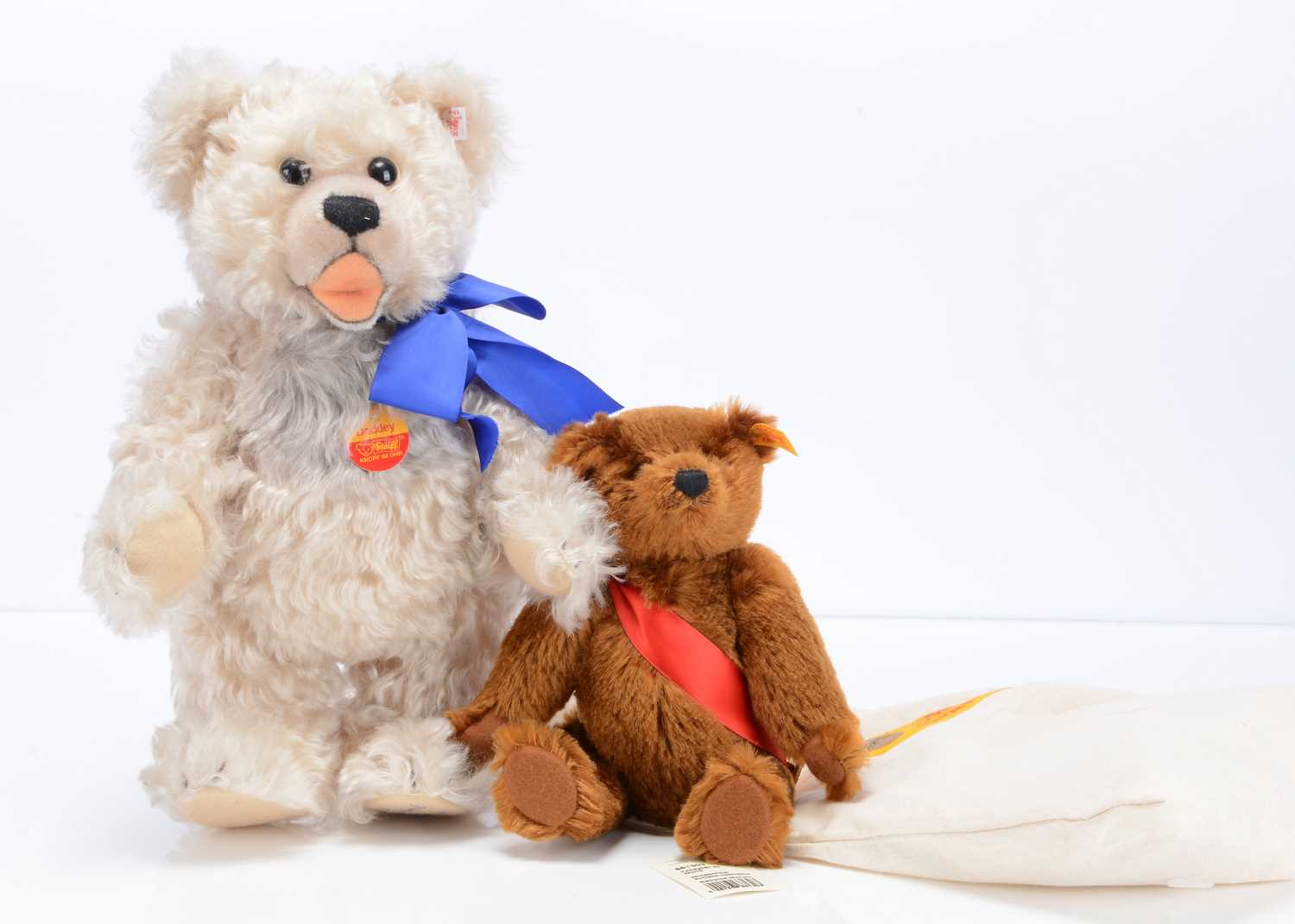 Lot 312 - A Steiff limited edition "Daddey" Giengen Festival 2003 teddy bear 