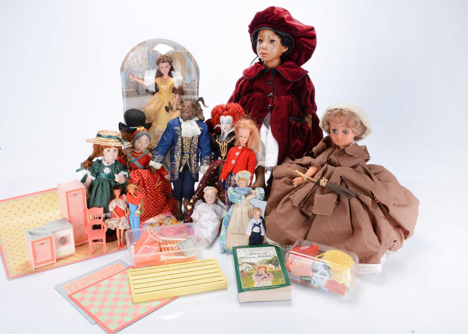 Lot 491 - Various recent dolls