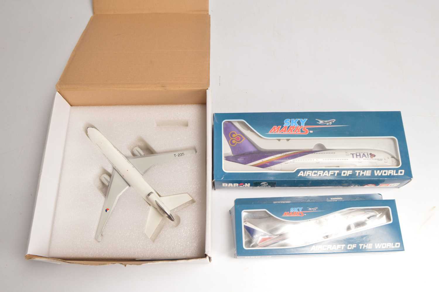 Lot 420 - 1:200 Scale Aviation 200 and Skymarks Kit Aircraft Models (3)