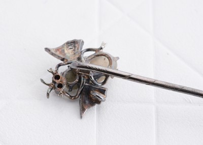 Lot 204 - A continental white metal bee pin
