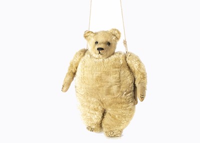 Lot 558 - A rare Strunz Teddy Bear child’s muff circa 1909