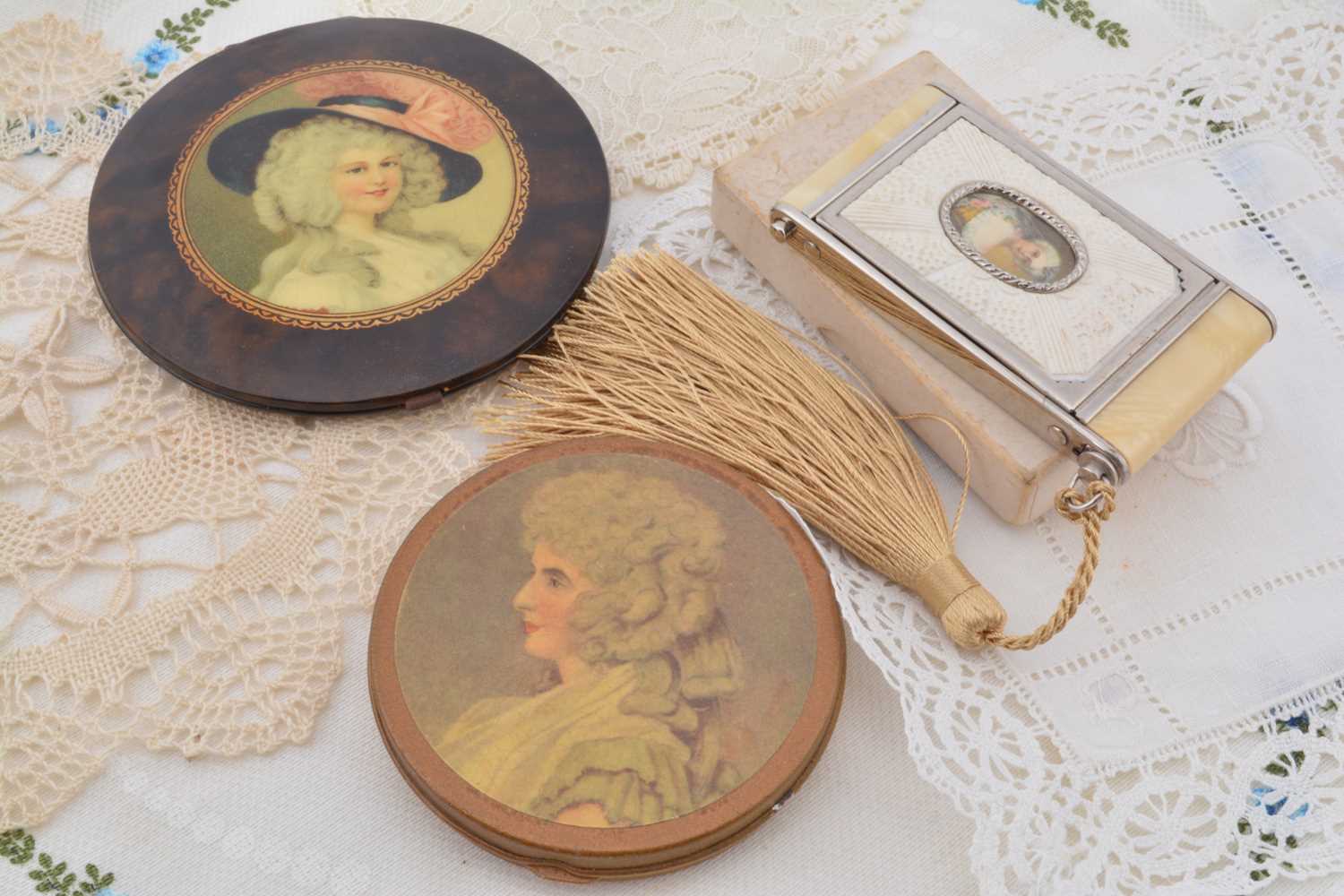 Lot 328 - A circular French female decorated compact