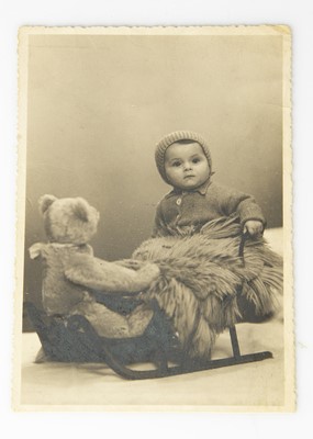 Lot 618 - A 1930s Steiff Teddy Bear with family provenance including escaping during WW2 from Austria and photographs