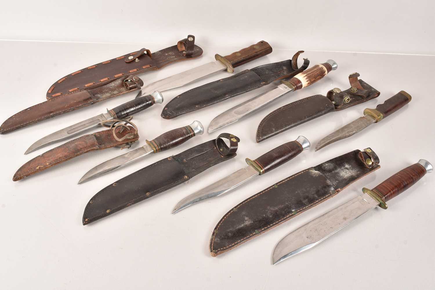 Lot 326 - An assortment of Hunting Knives