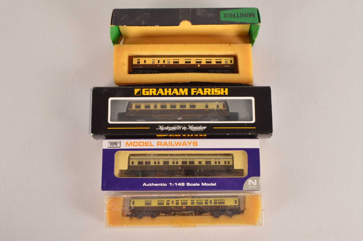 Lot 19 - N Gauge BR/GWR Railcar and Coaches (4)