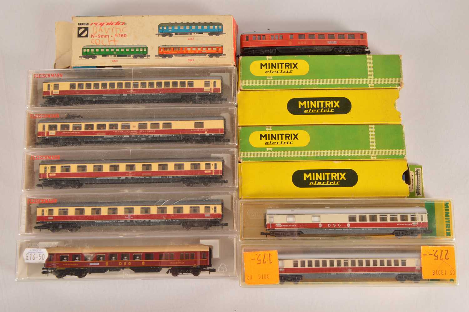Lot 41 - German N Gauge Coaching Stock (12)