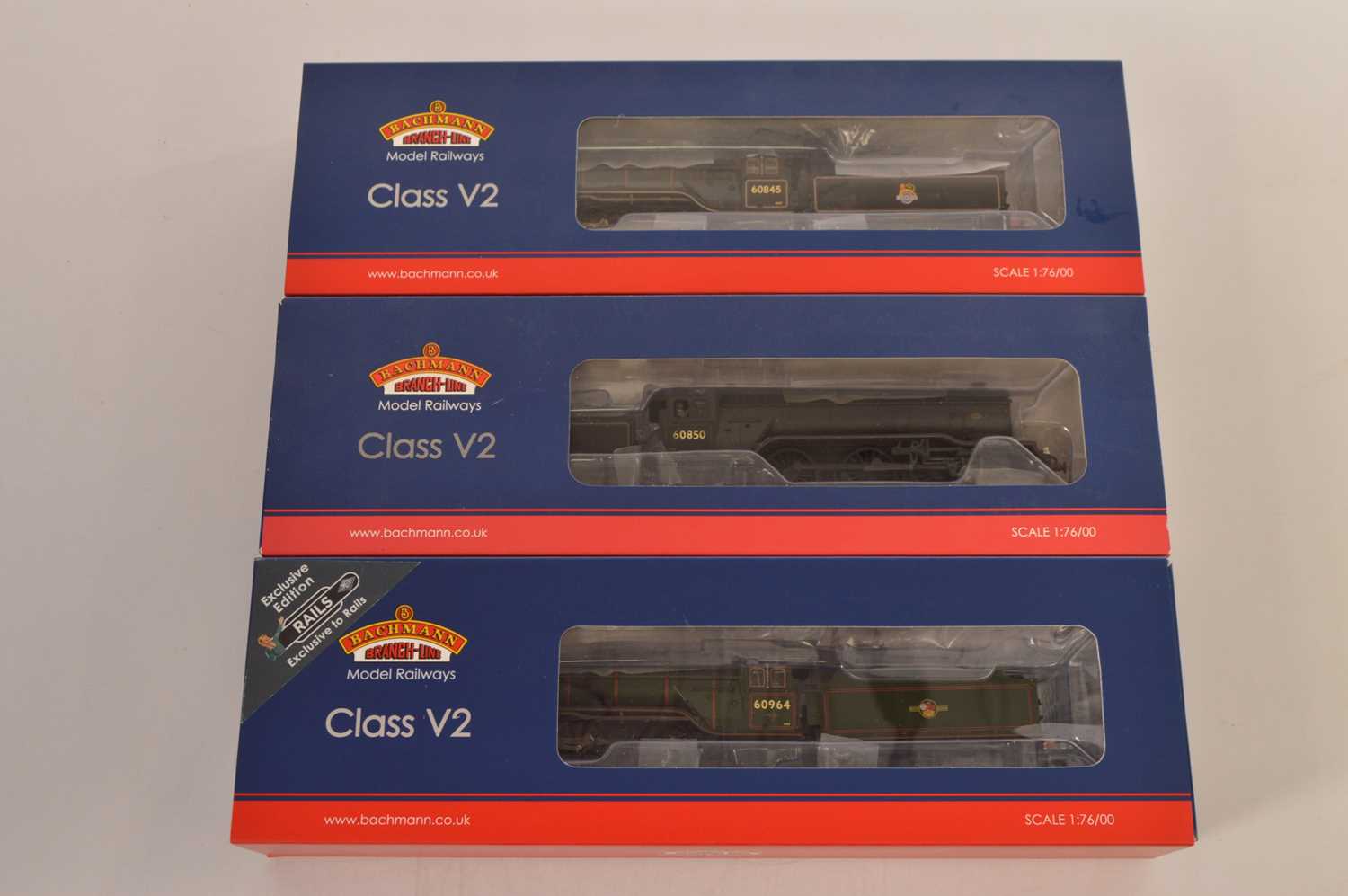 Lot 190 - Bachmann boxed 00 Gauge Class V2 Steam Locomotives and Tenders (3)