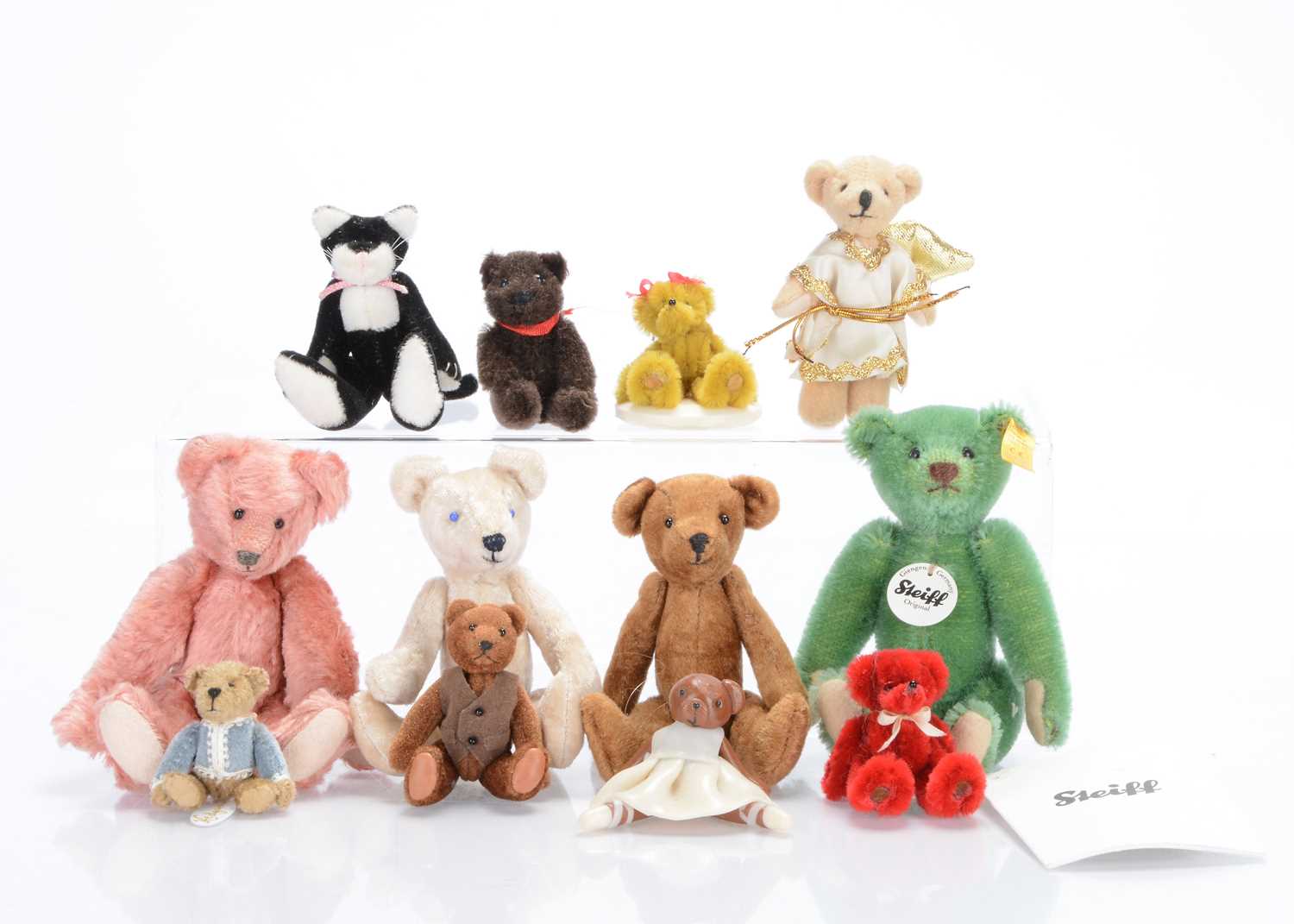 Lot 28 - Twelve small artist and collectors teddy bears/soft toys