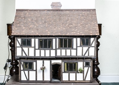 Lot 851 - A Sandy and Susan Eismont 1/12th Tudor House modern miniaturist dolls’ house