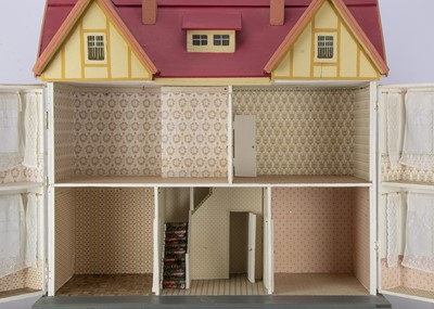 Lot 889 - A 1912 Moritz Gottschalck wooden dolls’ house