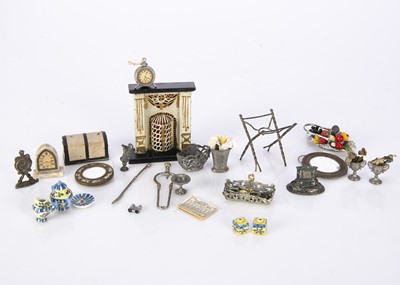 Lot 920 - Dolls’ house chattels circa 1900