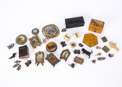 Lot 958 - Small antiques and collectables used in a dolls’ house