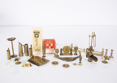 Lot 977 - Post-war dolls’ house brasswares