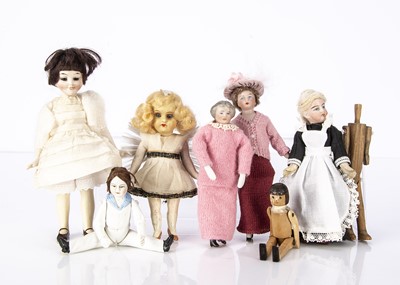 Lot 981 - Various dolls’ house dolls