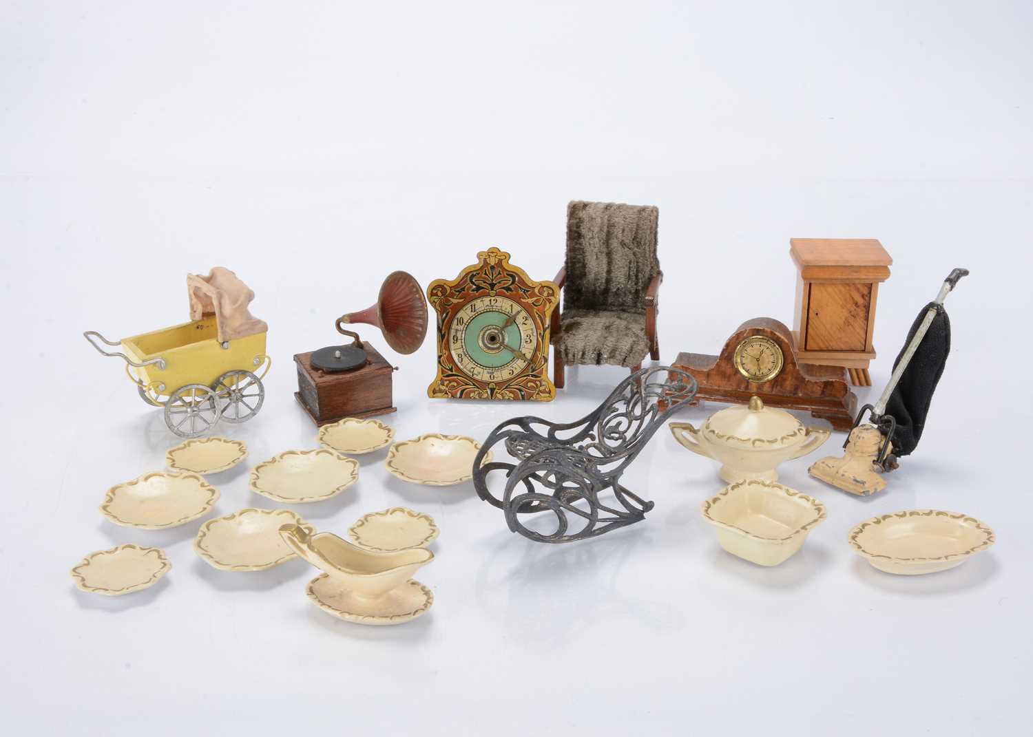 Lot 1481 - 1900 to 1950s design dolls’ house chattels