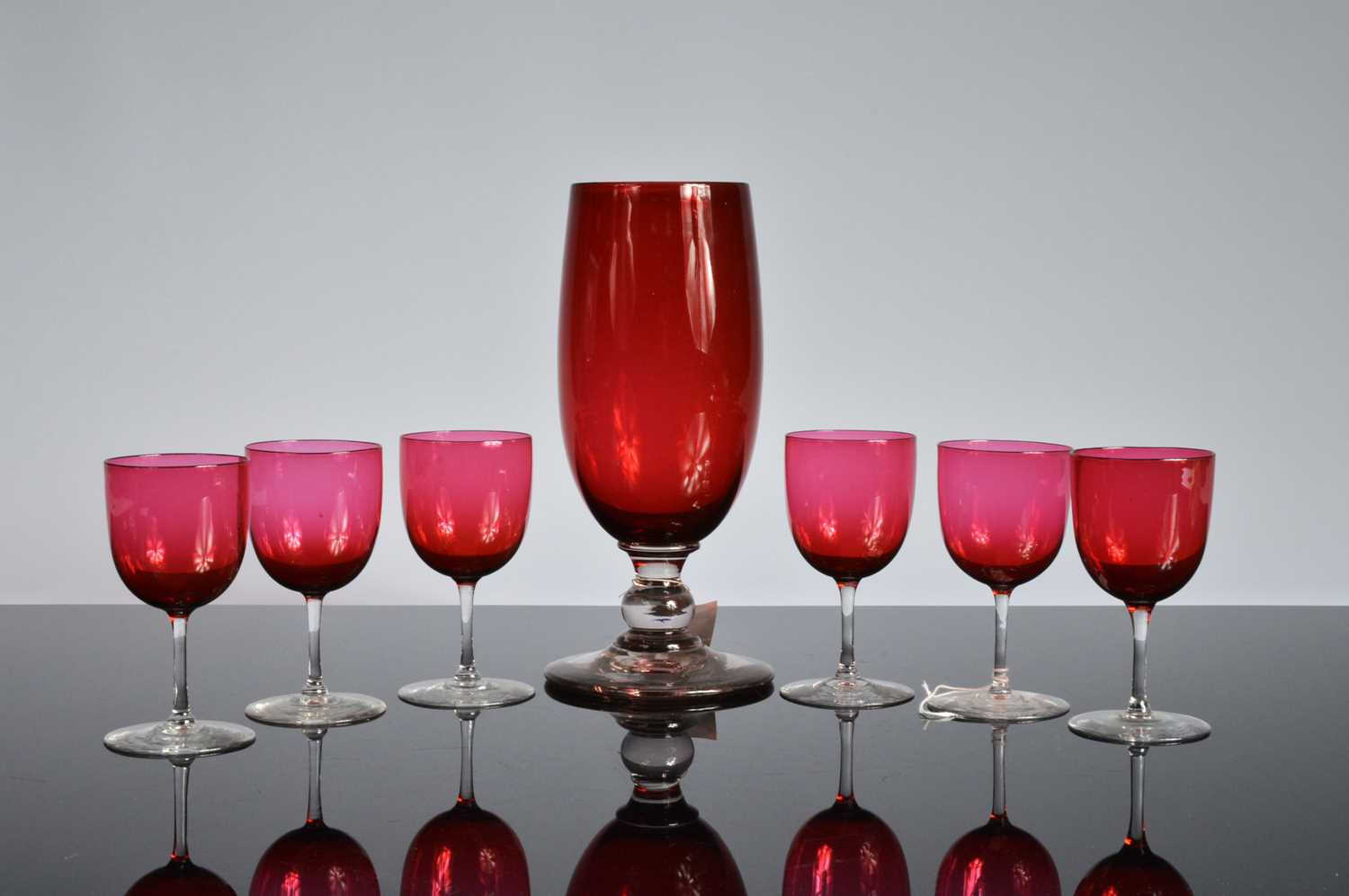 Lot 30 - An Edwardian period cranberry glass vase and six glasses