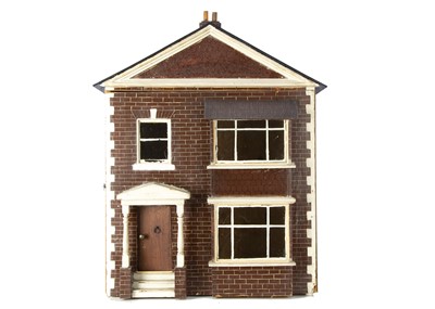 Lot 1011 - An early 20th century English wooden dolls’ house