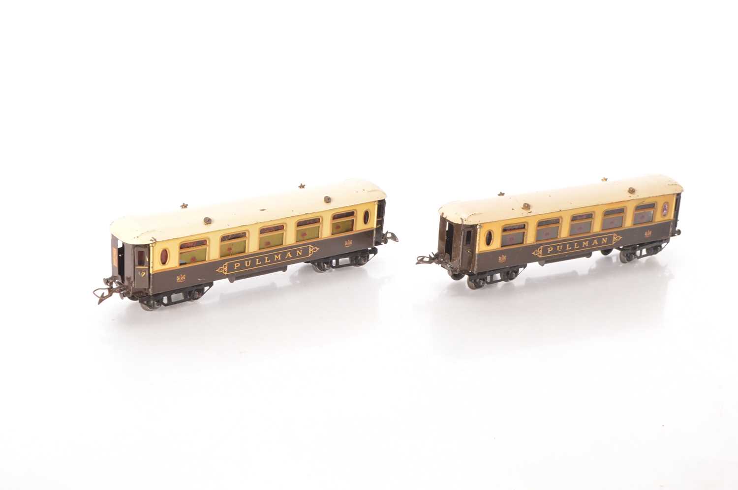 Lot 15 - Hornby 0 Gauge pair of No.2 Pullman coaches (2)