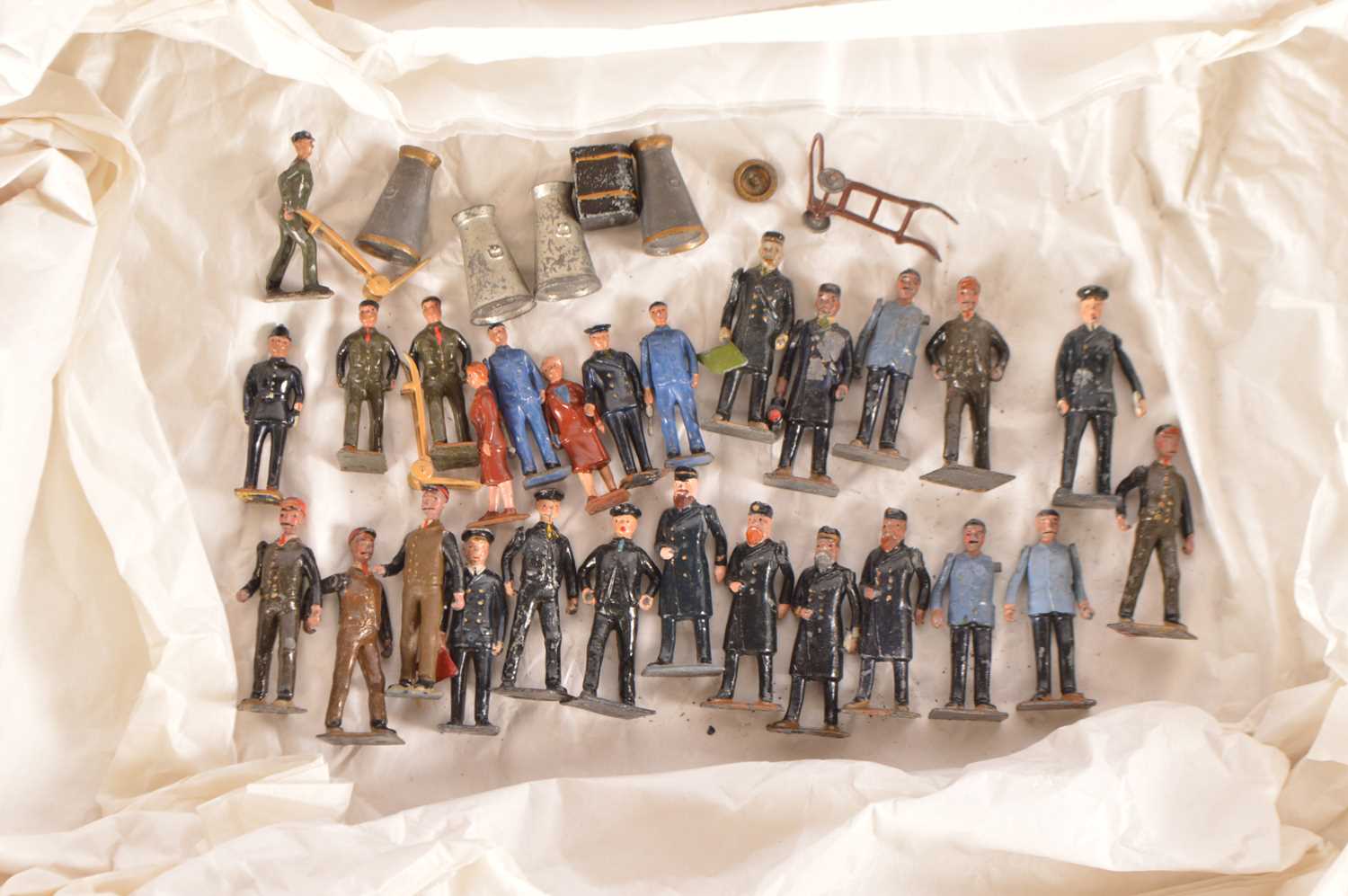 Lot 92 - Britains figures Station Staff and Passenger for 0 Gauge and Gauge 1 (34)