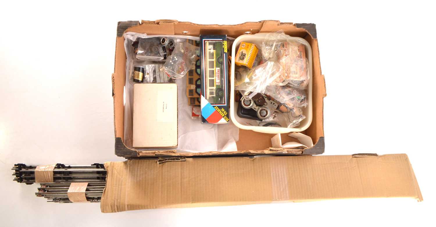 Lot 104 - Lionel and other manufacturers 0 Gauge mixed group of parts and other items (Qty)