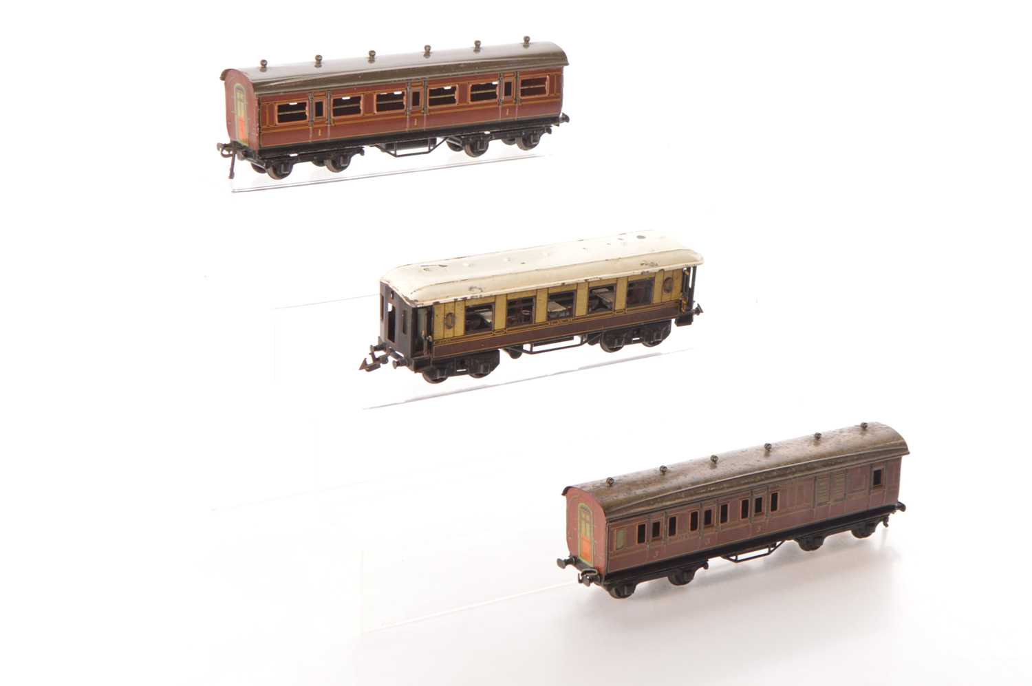 Lot 105 - Bing 0 Gauge group of Passenger coaches (3)