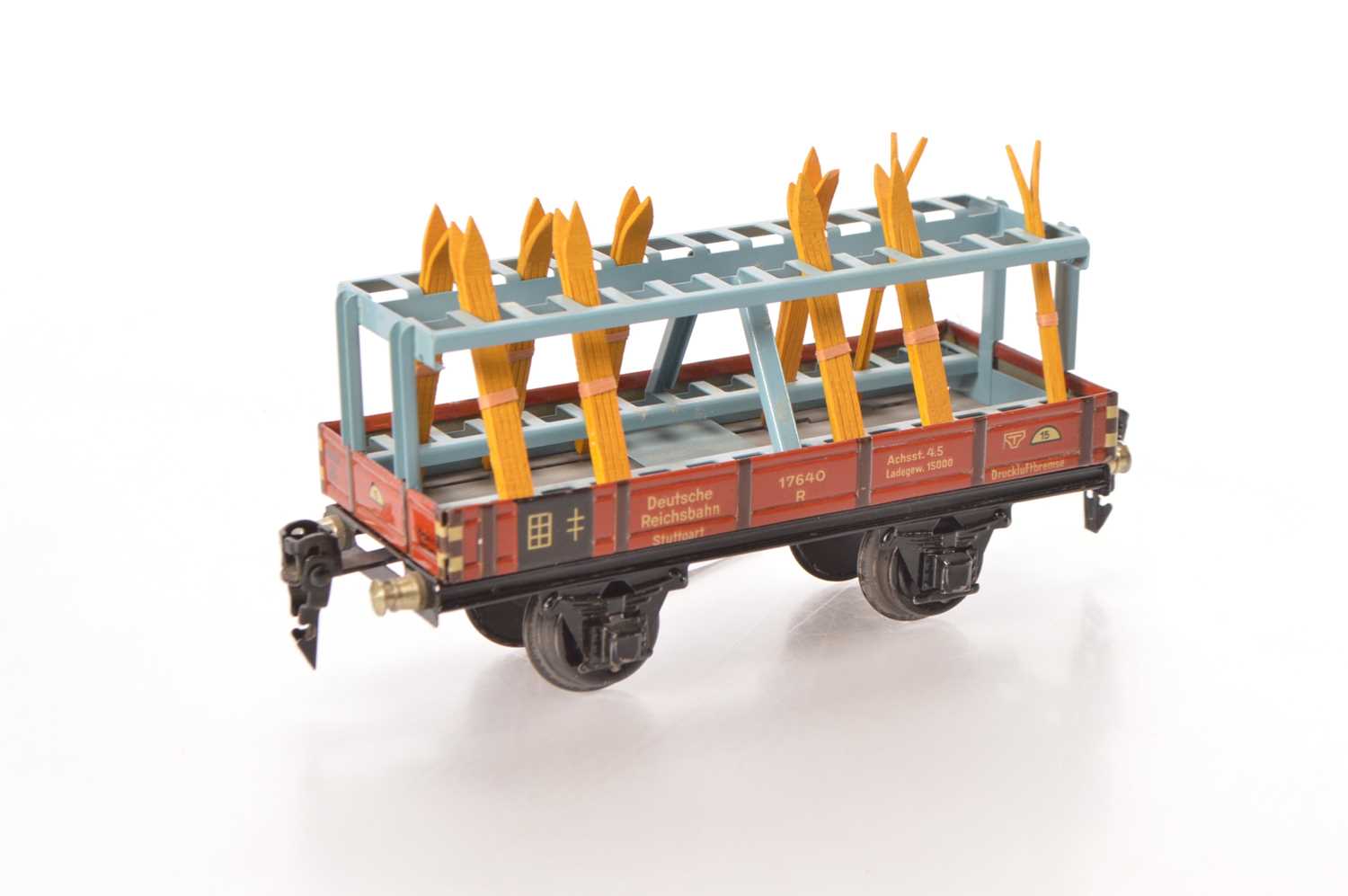 Lot 114 - Marklin 0 Gauge Marklin O Gauge Ref: DR 17640 Lowsided Wagon Ski Carrier