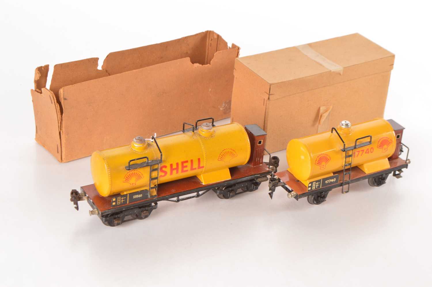 Lot 119 - Marklin 0 Gauge pair of 'SHELL' Tankers (2)