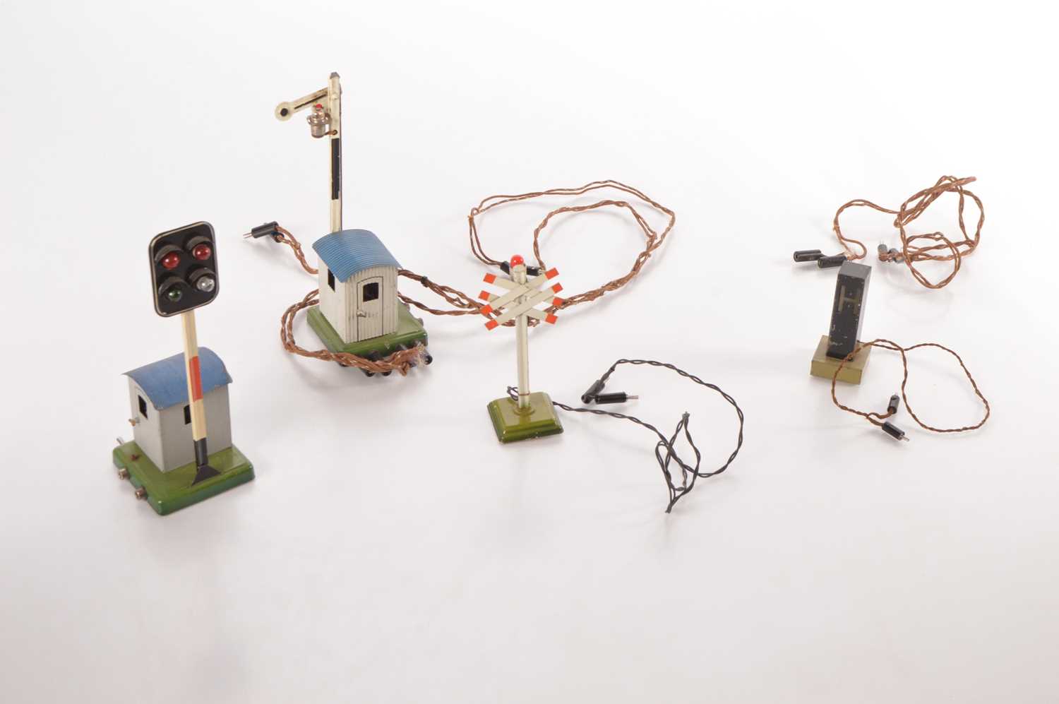 Lot 124 - Marklin 0 Gauge Electric Railway accessories (4)